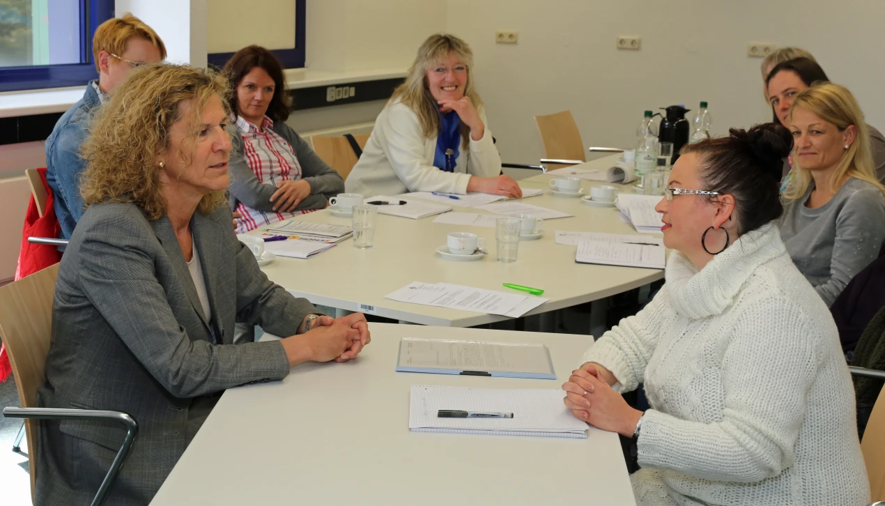 Vorstellungsgespräche führen, Bewerbungsunterlagen sichten und gemeinsamer Austausch - das Bewerbungscoaching der Wirtschaftsförderung unterstützt praxisnah (Foto:OBK)  
