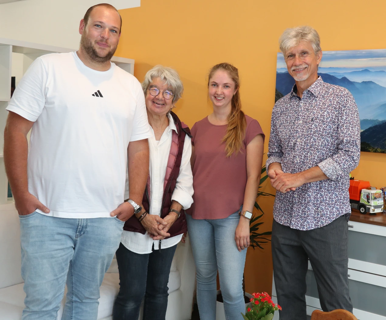 Die Lotsinnen und Lotsen des Familienbüros Morsbach freuen sich auf ihre Aufgaben (v.l.n.r.): Martin Langen, Sozialpädagoge; Ulrike Madel, Lehrerin; Selina Jonuschat, Erzieherin und Jörn Materne, Sozialpädagoge. (Foto: OBK) 
