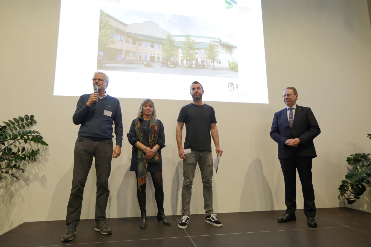 Der Leiter der Gesamtschule Marienheide Wolfgang Krug bedankt sich für die Re-Zertifizierung. (Foto: OBK) 