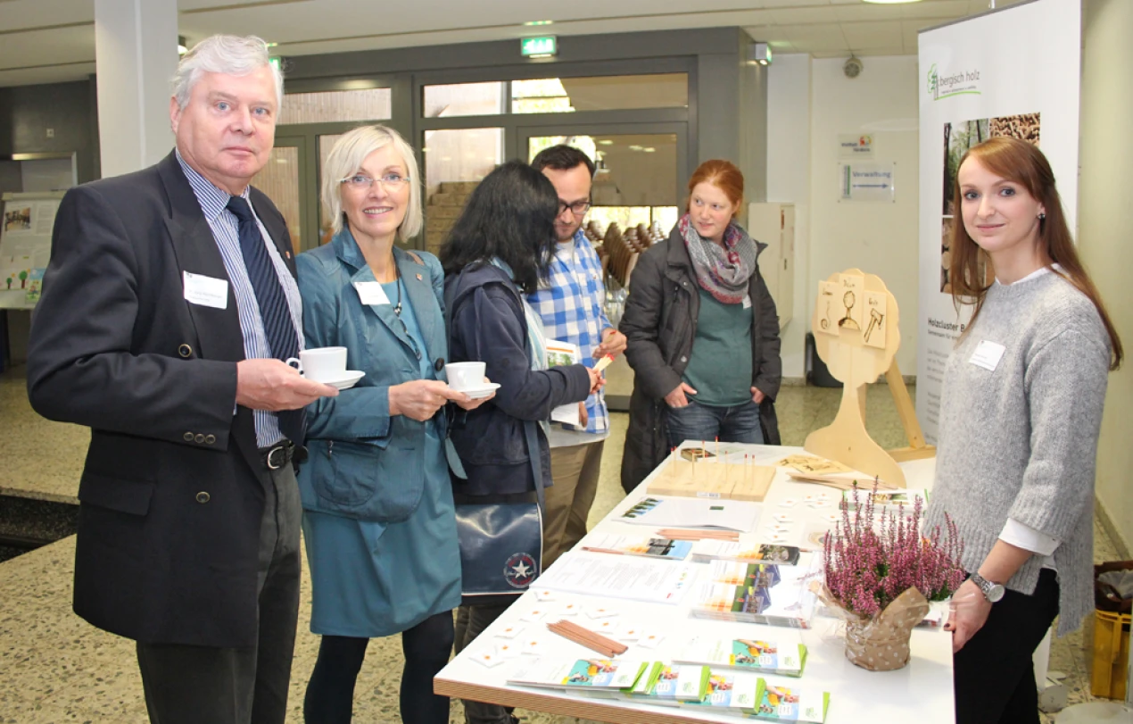 Schuldezernent Dr. Jorg Nürmberger (v.l.) und Anke Koester (Leiterin des Bildungsbüro Oberberg) am Ausstellungsstand von "bergisch holz". (Foto: OBK)