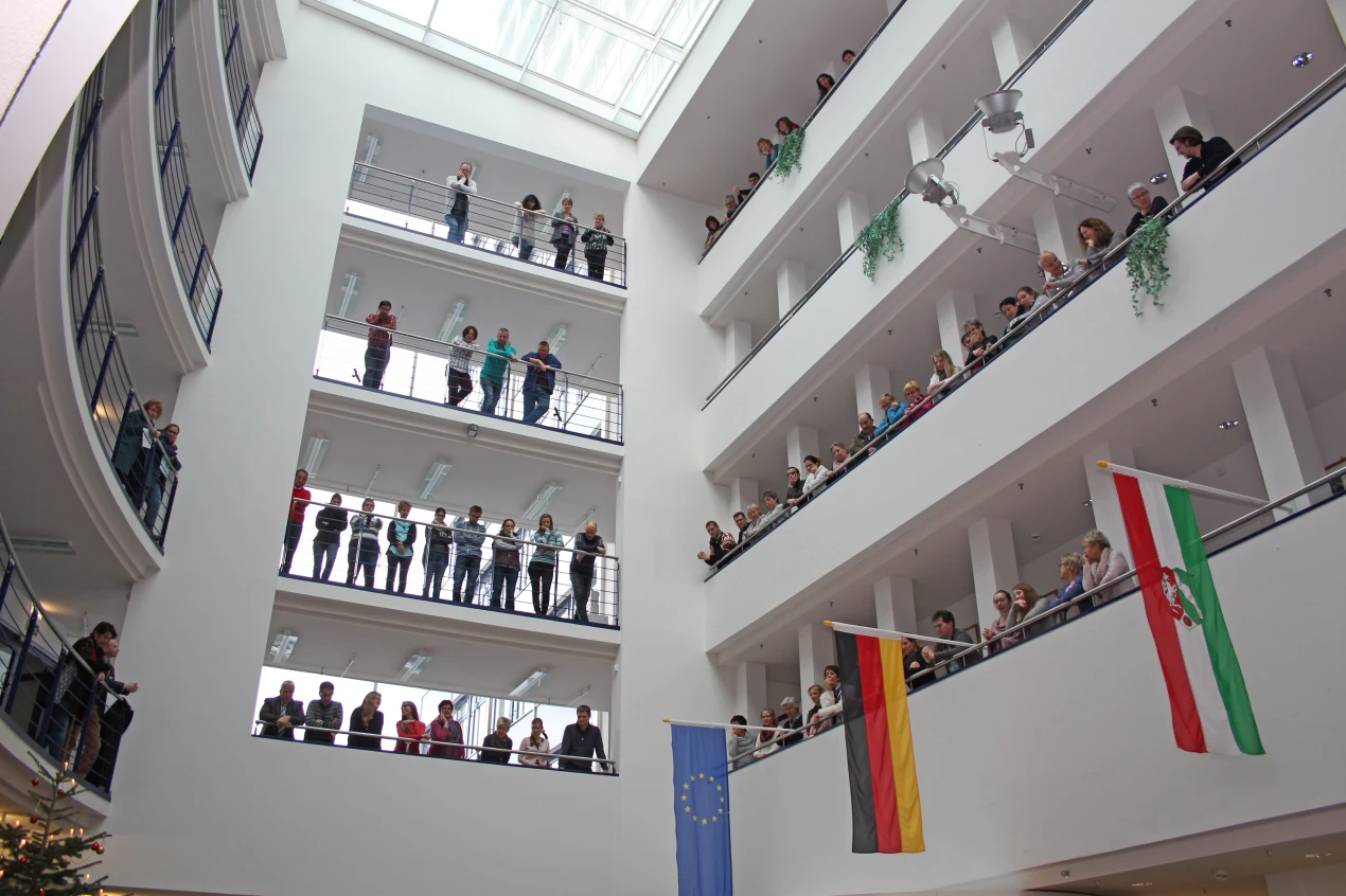 Viele Mitarbeiter und Mitarbeiterinnen der Kreisverwaltung schauten sich das Geschehen im Kreishausfoyer aus luftiger Höhe an. (Foto: OBK)