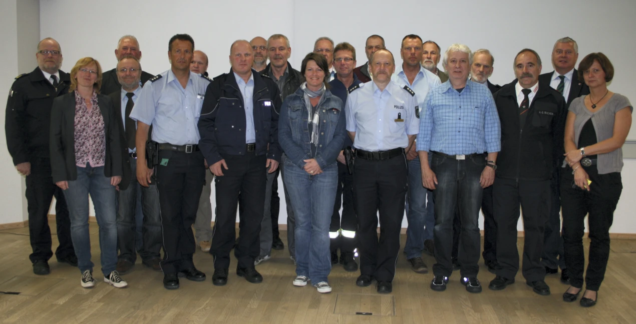 Einsatzleitung und Kräfte von Polizei, Feuerwehr und Rettungsdienst informieren sich bei einer Auftaktveranstaltung über das Thema Demenz (Foto:OBK)