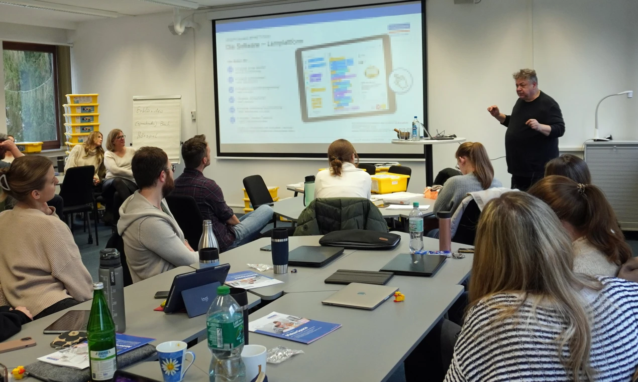 25 angehende Grundschullehrkräfte am Zentrum für schulpraktische Lehrerausbildung (ZfsL) in Engelskirchen nahmen am Robotik-Workshop teil, der vom zdi-Zentrum investMINT Oberberg organisiert wurde. (Foto: OBK)