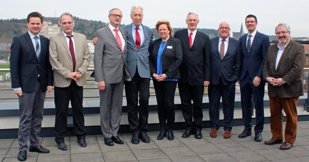 Das Demografiecafé sorgte mit Dr. Henning Scherf für regen Austausch unter den kommunalen Akteuren (v.l.n.r.): Ulrich Stücker, Bürgermeister von Wiehl; Johannes Mans, Bürgermeister von Radevormwald; Dietmar Persian, Bürgermeister von Hückeswagen; Dr. Henning Scherf; Ursula Kriesten, Akademieleiterin AGewiS; Uwe Stranz, Dezernent für Kreisentwicklung; Wilfried Holberg, Bürgermeister von Bergneustadt; Jörg Bukowski, Bürgermeister von Morsbach und Stefan Meisenberg, Bürgermeister von Marienheide. (Foto: OBK)  
