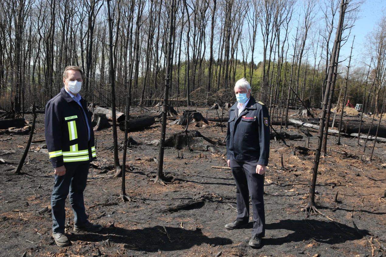Landrat Jochen Hagt (l.) und Kreisbrandmeister Wilfried Fischer geben Verhaltensempfehlungen zum brandschutzgerechten Verhalten in der Natur. (Foto: OBK)