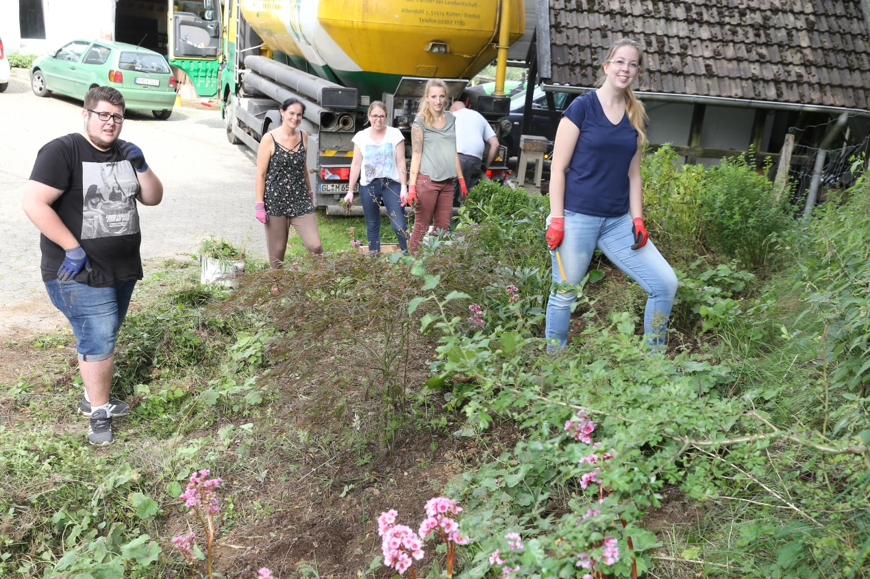 Kevin Müller (links) ,Anna Lena Hennel (3.v.l.), Laura Eyleen Stellberg, Julia   Röttger bei der Gartenarbeit im Haus Sonnenhof.