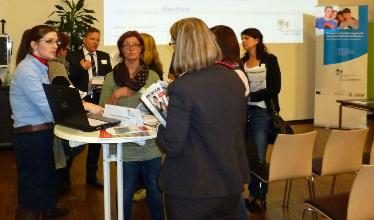 Im Gespräch mit Unternehmern, Studien- und Berufsberatern und untereinander erhalten Eltern wichtige Informationen zu Wegen in den Wunsch-Beruf ihres Kindes. (Foto: OBK) 