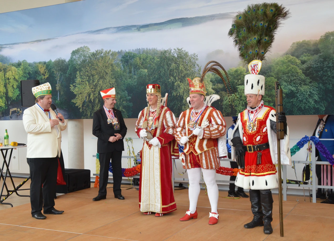 Das Dreigestirn der Karnevalsgesellschaft Närrische Oberberger Engelskirchen: Prinz Michael II., Jungfrau Ursel und Bauer Uwe. (Foto: OBK)