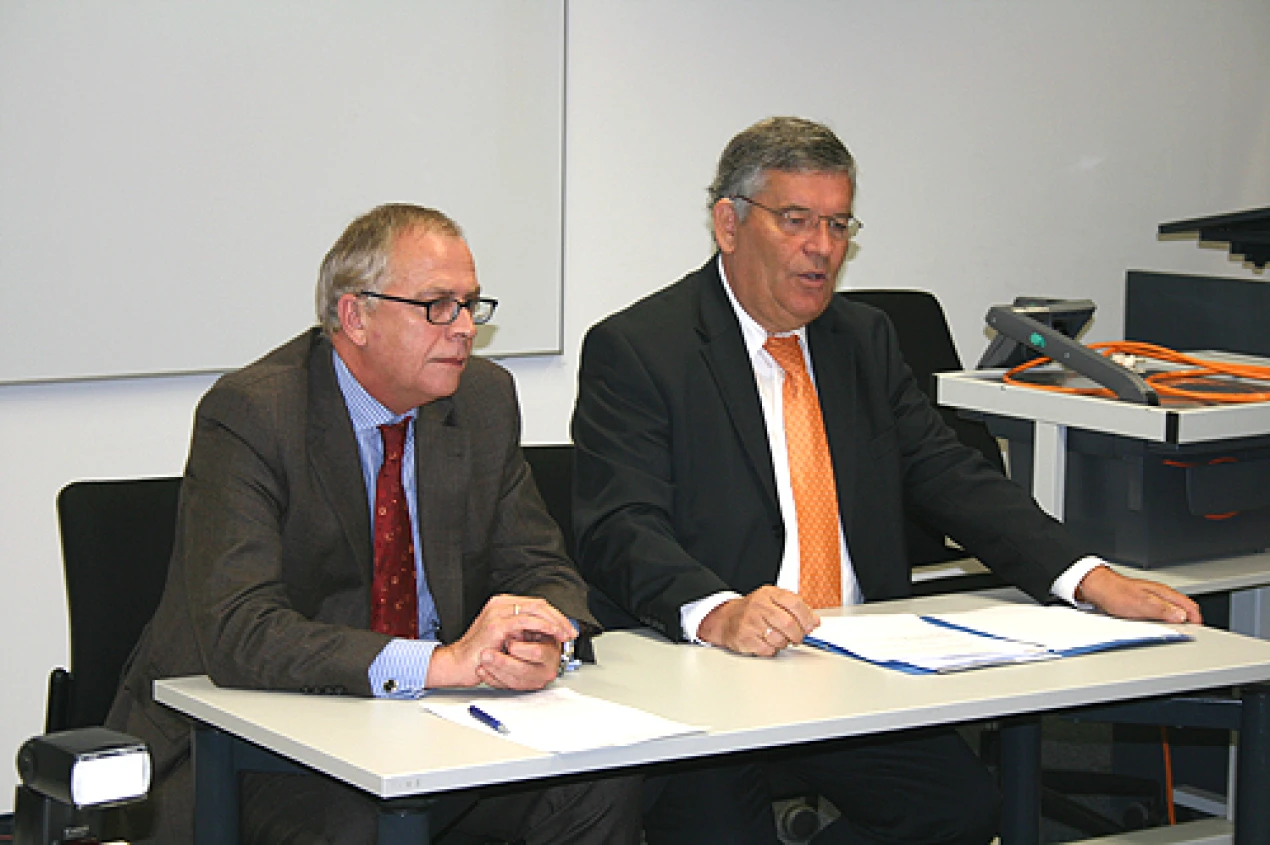 Dekan Prof. Dr. Christian Averkamp und Landrat Hagen Jobi (Foto: OBK) 