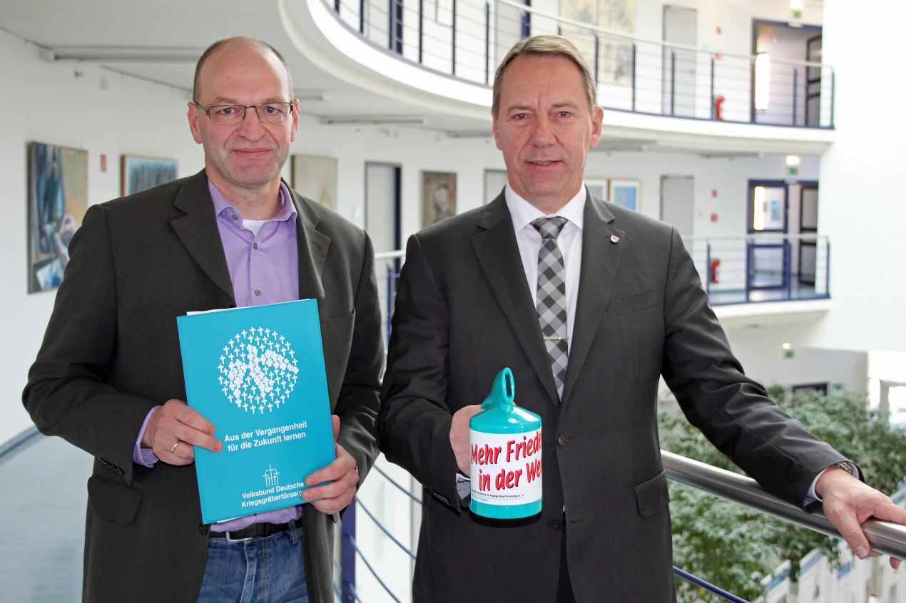 Geschäftsführer VdK Oberberg Andre Steiniger und Kreisvorsitzender Jochen Hagt werben für die Haussammlung im Oberbergischen Kreis. (Foto: OBK)