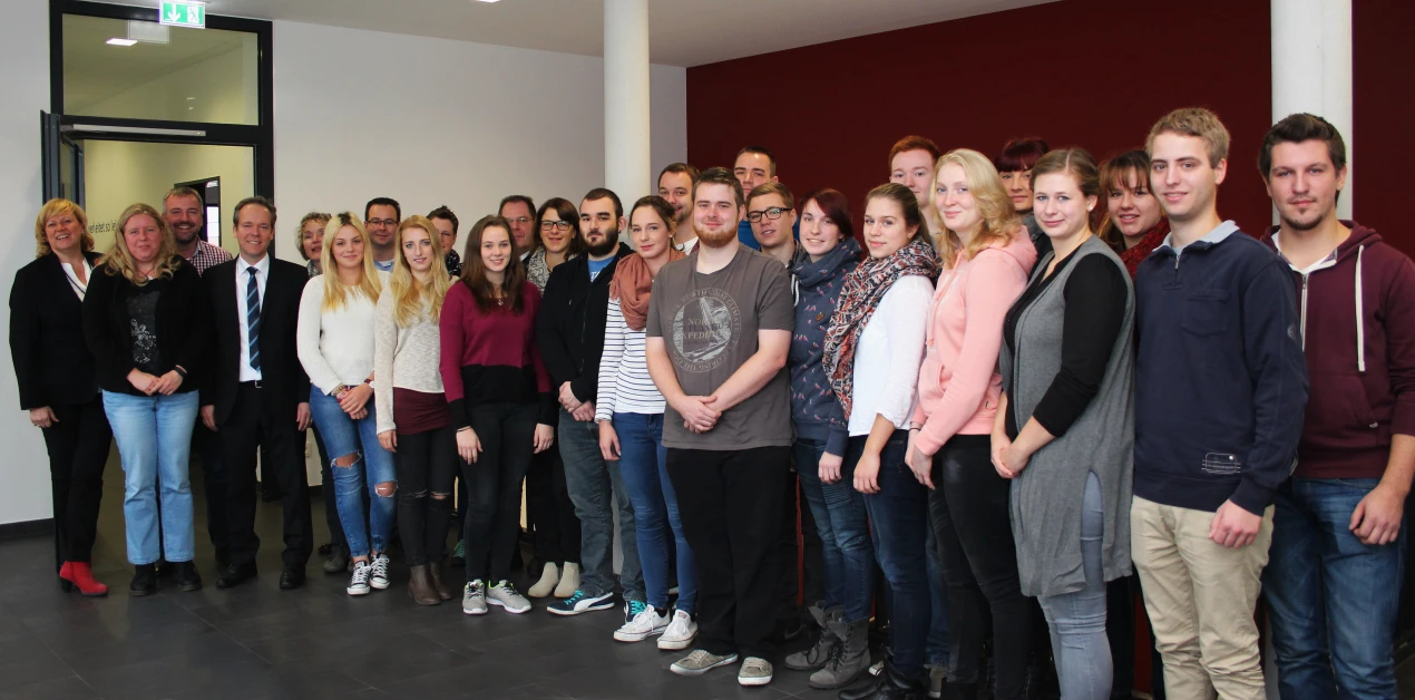 Auf die Auszubildenden kommt in den nächsten drei Jahren viel Lernstoff zu: Die Ausbildung umfasst insgesamt 1.920 Stunden theoretischen und fachpraktischen Unterricht in der Rettungsfachschule, sowie 720 Stunden in fachspezifischen Krankenhäusern und 1.960 Stunden praktische Ausbildung auf der Rettungswache. (Foto: OBK)