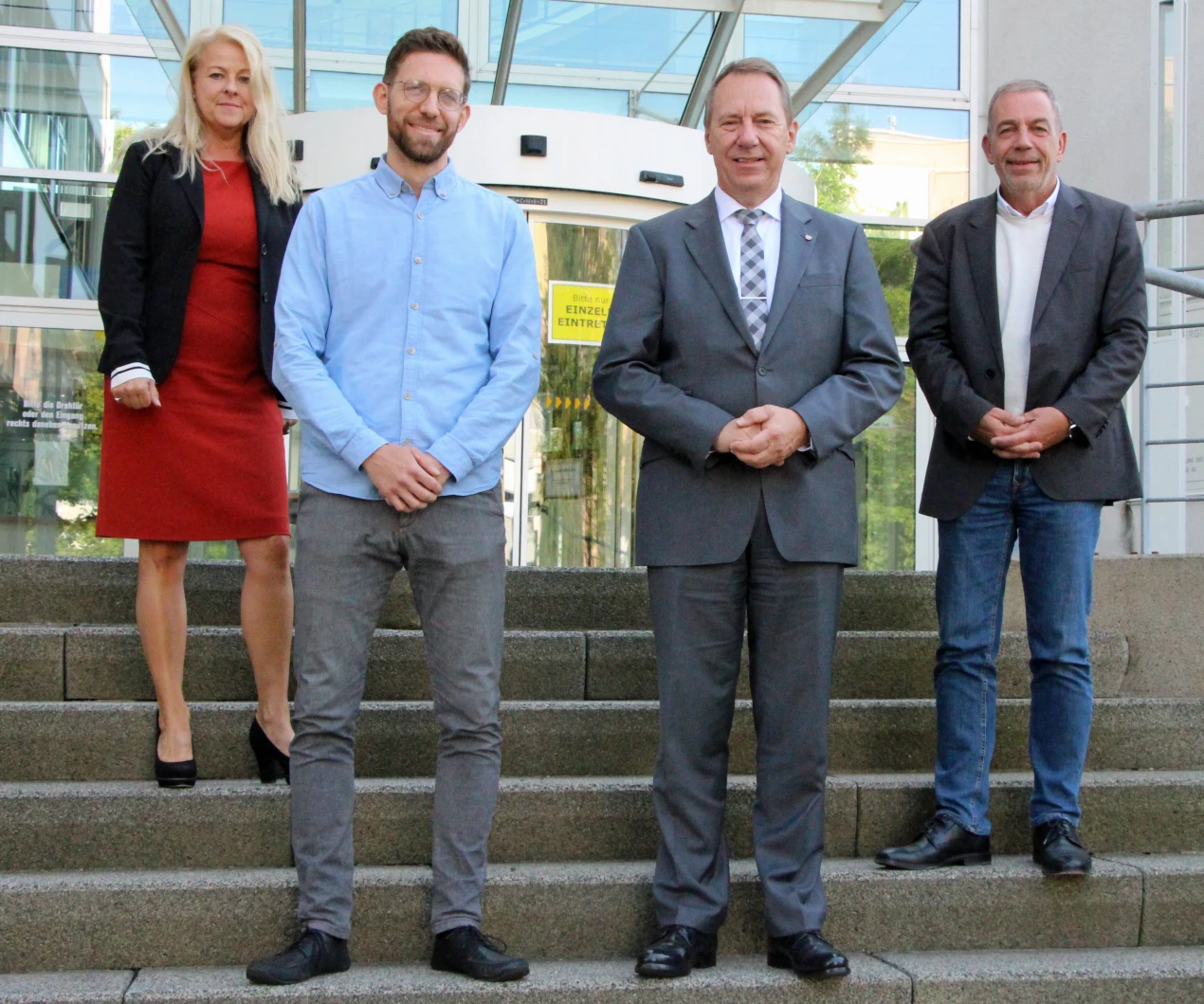 Landrat Jochen Hagt (v.R.), sowie Birgit Hähn (Schuldezernentin) und Thomas Gunkel (Schulrat) begrüßen Jörn Fiebiger (v.R.r.) als neuen Rektor der Anna-Freud-Schule. (Foto: OBK)