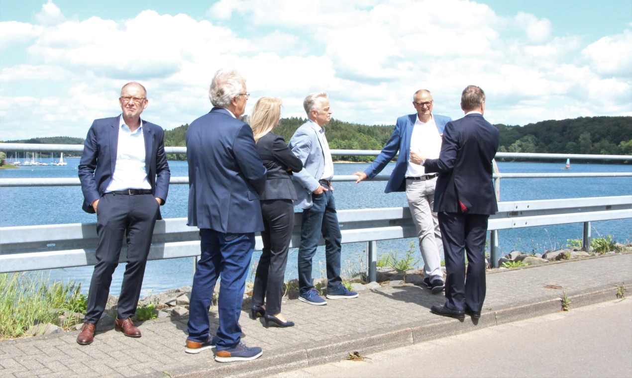 Der Oberbergischer Kreis, die Stadt Hückeswagen und der Wupperverband setzen sich gemeinsam auch für mehr Sicherheit im Bereich der Bever ein (v.l.n.r.): Georg Wulf, Vorstand des Wupperverbands; Gerald Pohl, Straßenverkehrsamt; Birgit Hähn, Ordnungsdezernentin des Oberbergischen Kreises; Jürgen Fries, Betriebsleiter des Wupperverbands, Dietmar Persian, Bürgermeister der Schloss-Stadt Hückeswagen und Landrat Jochen Hagt auf dem Beverdamm. (Foto: OBK)