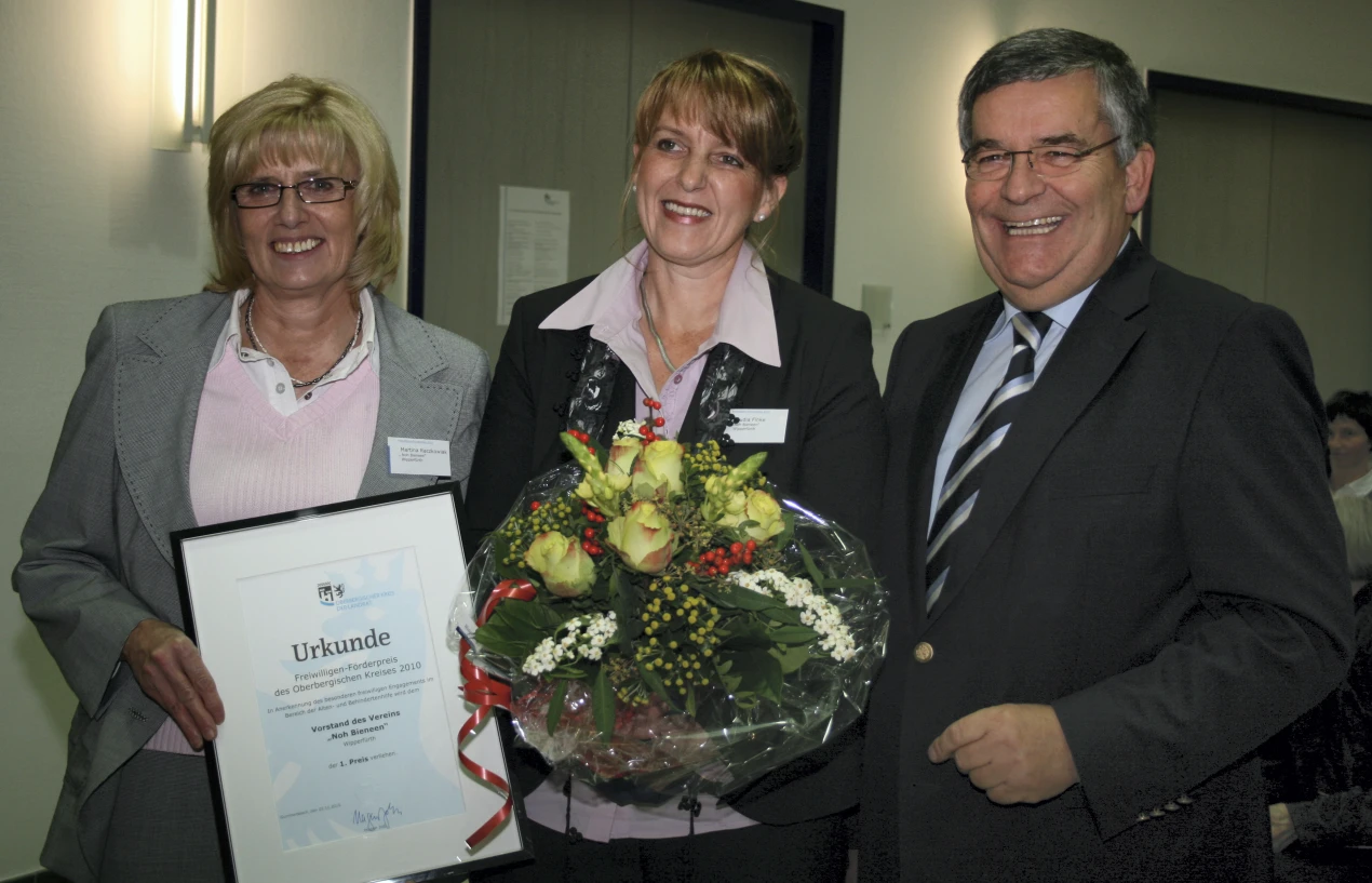 Landrat Hagen Jobi zeichnete 2010 den Vorstand des Vereins "Noh Bieneen" in Wipperfürth aus, der sich für behinderte Menschen einsetzt. (Foto: OBK). 
 
