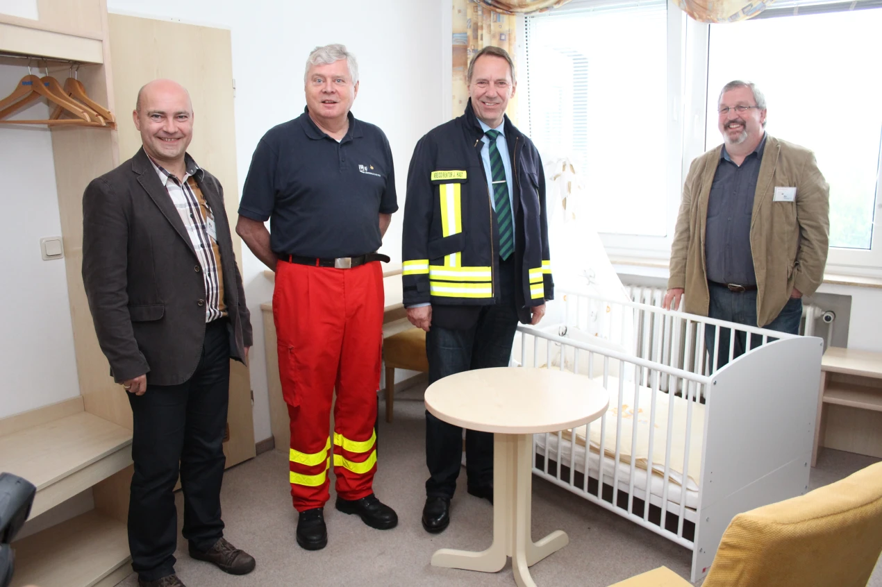 Harald Klotz (Amt für Soziale Angelegenheiten), Dr. Jorg Nürmberger (Sozial- und Gesundheitsdezernent), Kreisdirektor Jochen Hagt und Bürgermeister Stefan Meisenberg sahen sich die hergerichteten Zimmer an. (Foto: OBK)