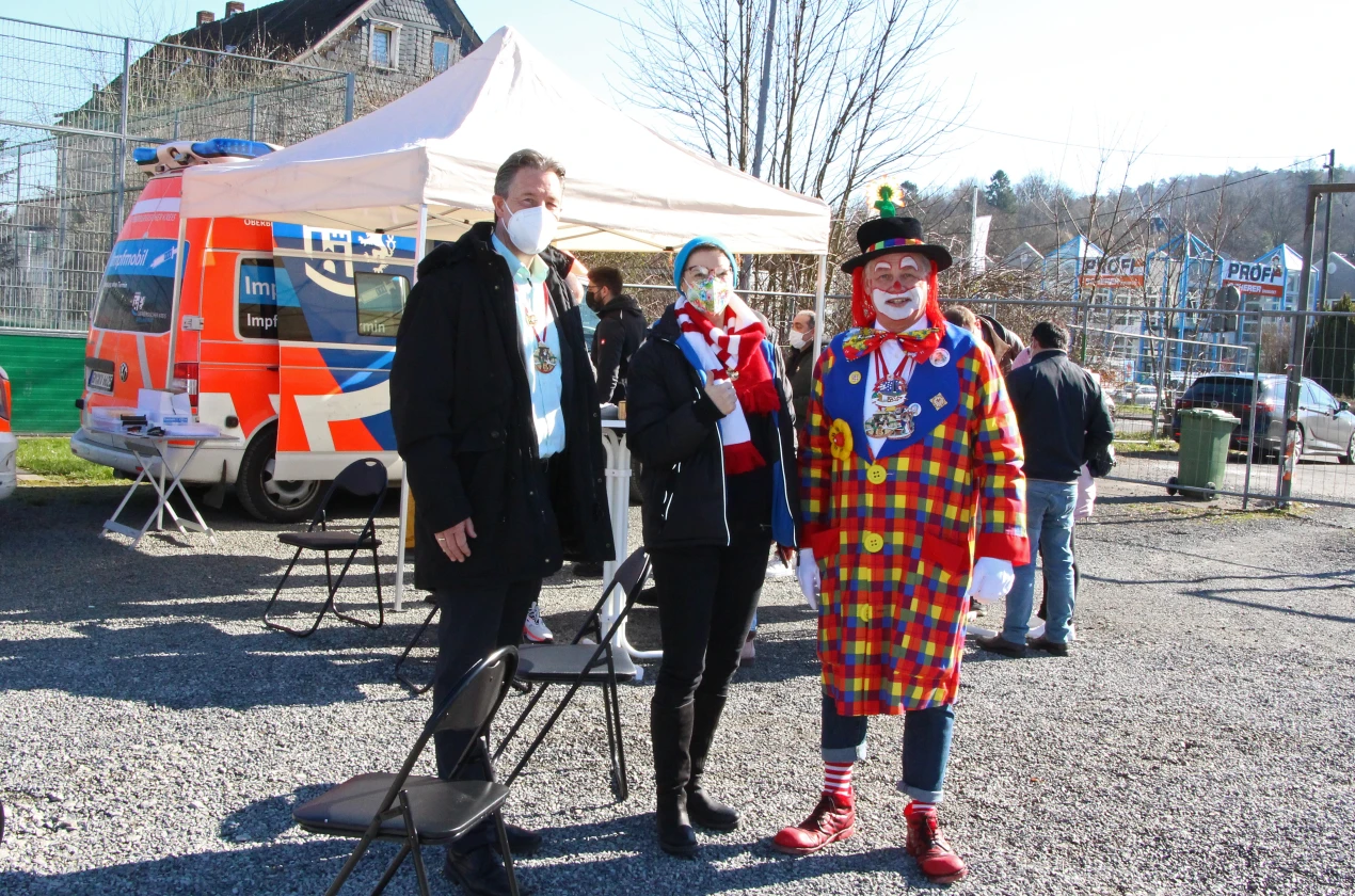 Ralf Schmallenbach (links), Gesundheitsdezernent des Oberbergischen Kreises, schaute bei den Karnevals-Impfaktionen vorbei. Clown Armin Gries (rechts), 1. Vorsitzender der KG Närrische Oberberger e.V., verteilte in Engelskirchen Anstecker und Orden.(Foto: OBK)