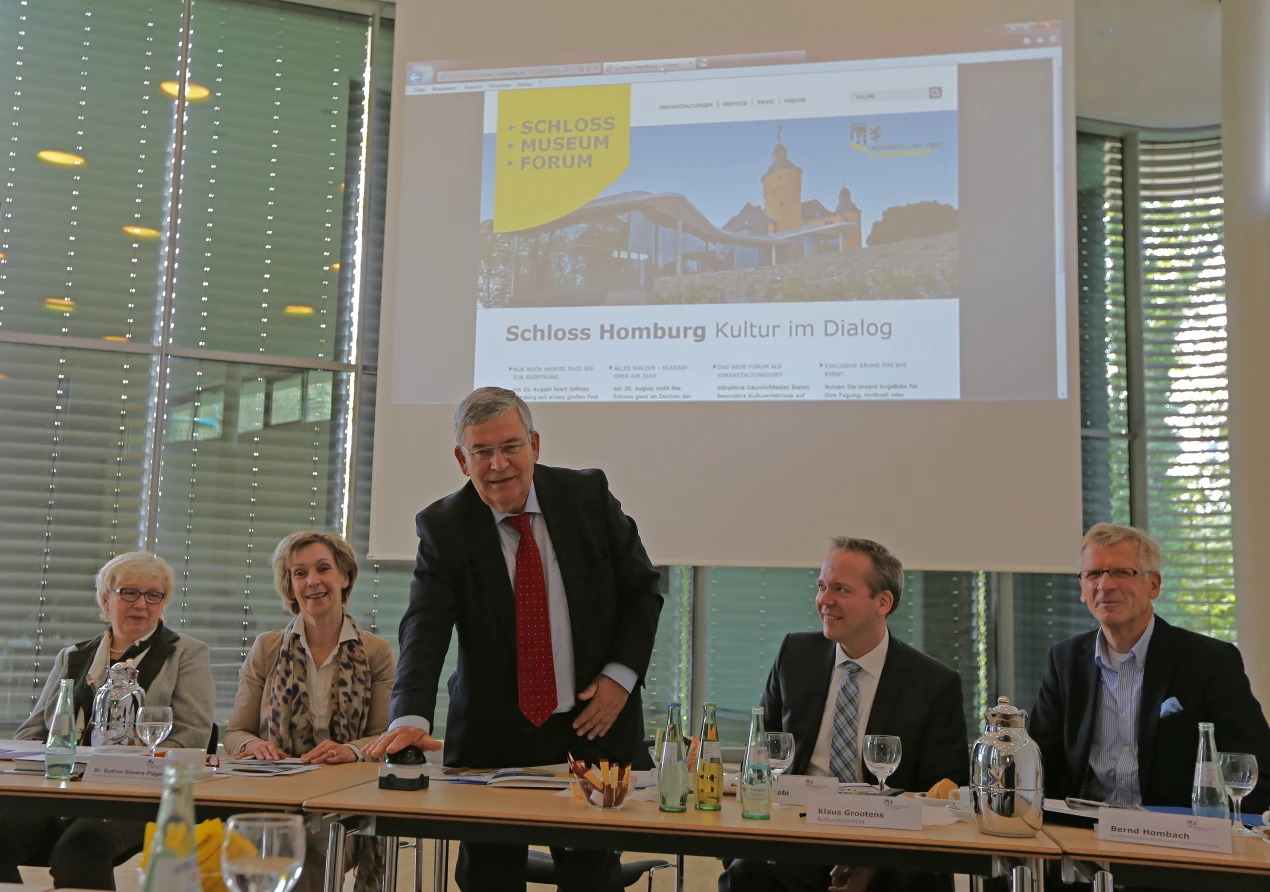 Alle Informationen zum "neuen Schloss" auf www.schloss-homburg.de: Landrat Hagen Jobi schaltet die Website von Schloss Homburg frei. (Foto:OBK) 