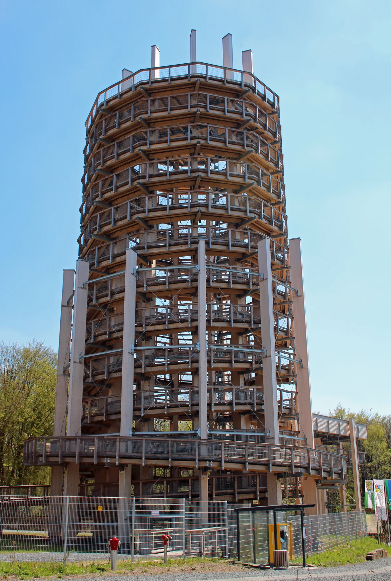 Der Aussichtsturm des Panarbora-Erlebnisparks ist ein weithin sichtbares und bereits begehrtes Ausflugsziel. (Foto: OBK)