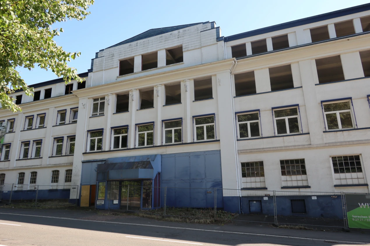 Dieser Teil der ehemaligen Tapetenfabrik P + S soll bestehen bleiben, damit hier 31 neue Wohnungen aus Mitteln der Wohnraumförderung entstehen können. (Foto: OBK)  