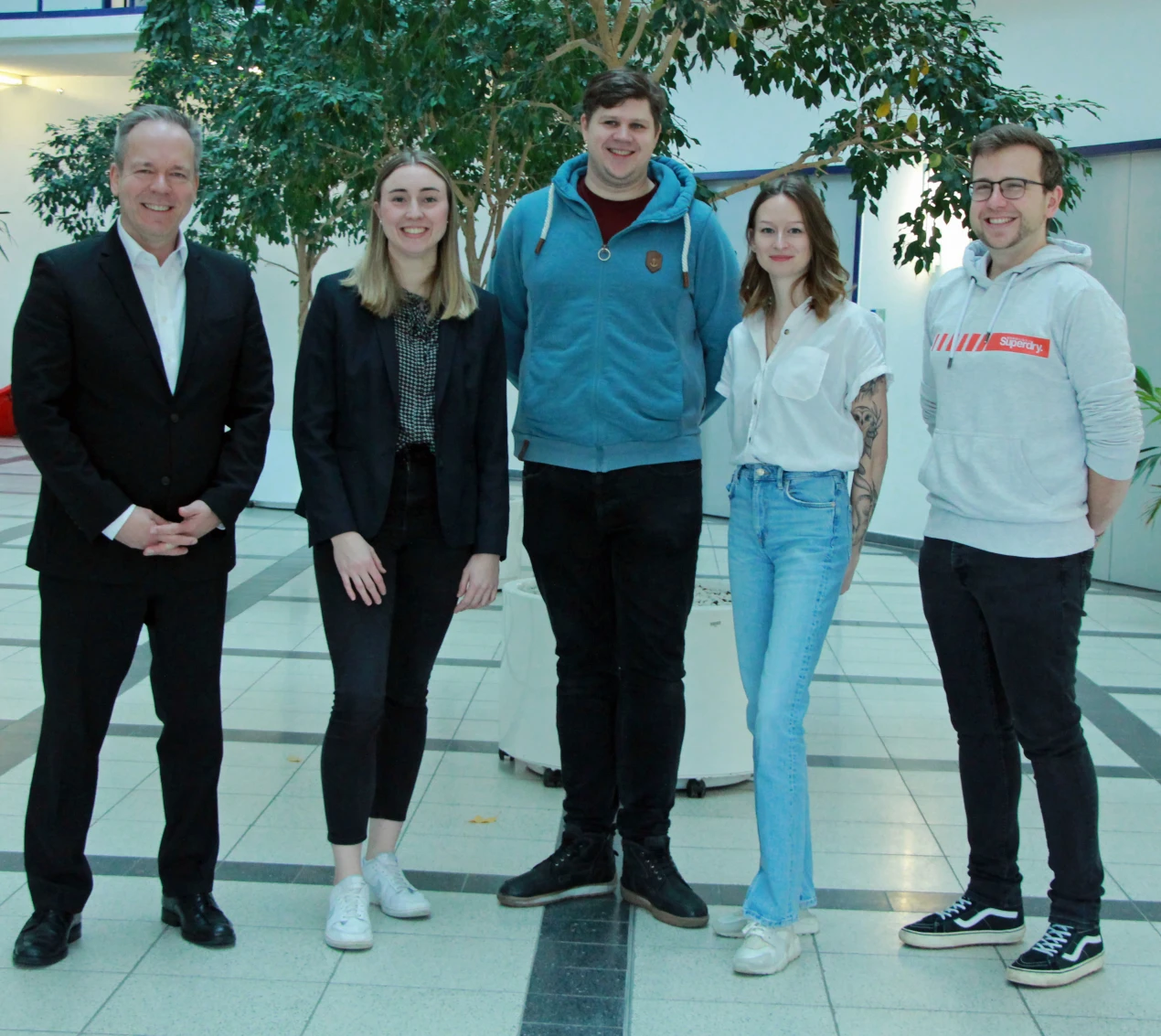 Klaus Grootens freut sich über die erfolgreichen Abschlüsse der Auszubildenden (v.l.n.r.): Alissa Härtel, Christian Köhn, Alicia Leschnik und Lukas Pohl (Foto: OBK)