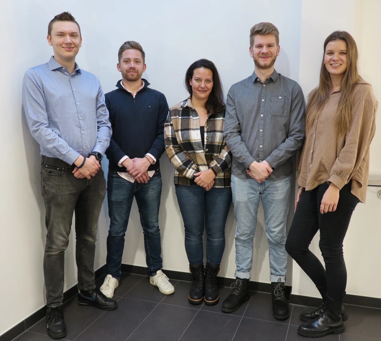 Haben ihre Notfallsanitäter-Ausbildung ebenfalls erfolgreich beendet (v.l.): Stefan Drehsen, Philipp Hagedorn, Melissa Scharpel, Louis Goldhagen und Mara Schrewe. (Foto: OBK) 