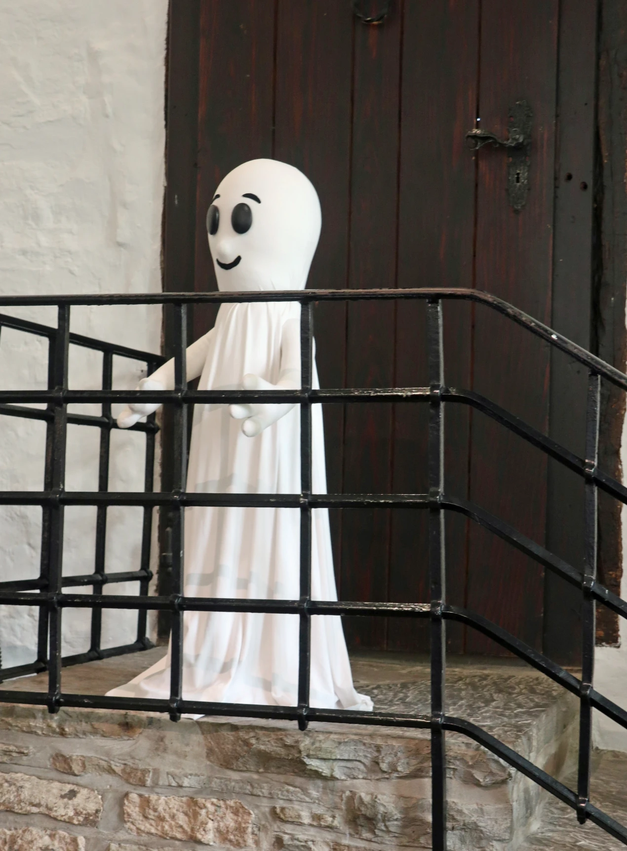 Hom Buh fühlt sich jetzt in der Burgküche wohl und weist den Besucherinnen und Besuchern den Weg zum Verlies, in dem ein Ghostbuster (Geisterjäger) festsitzt. (Foto: OBK)  