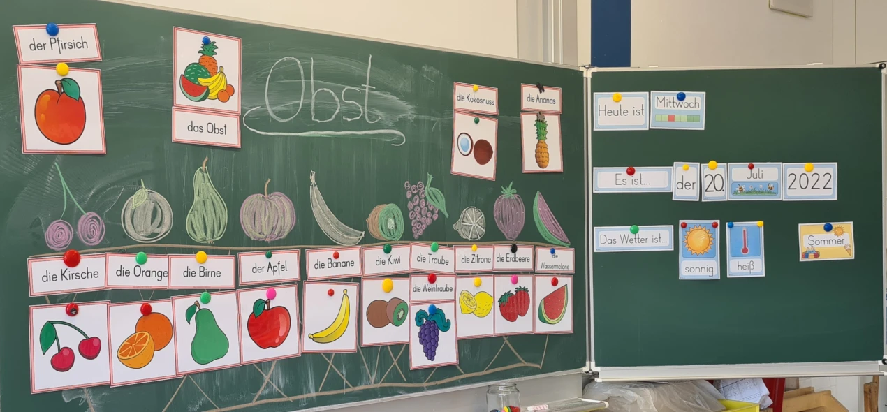 Spielerisch lernen die Teilnehmenden die Artikel, die beim anschließenden Einkauf gleich angewendet werden. (Foto: OBK/Vanessa Pfälzer) 