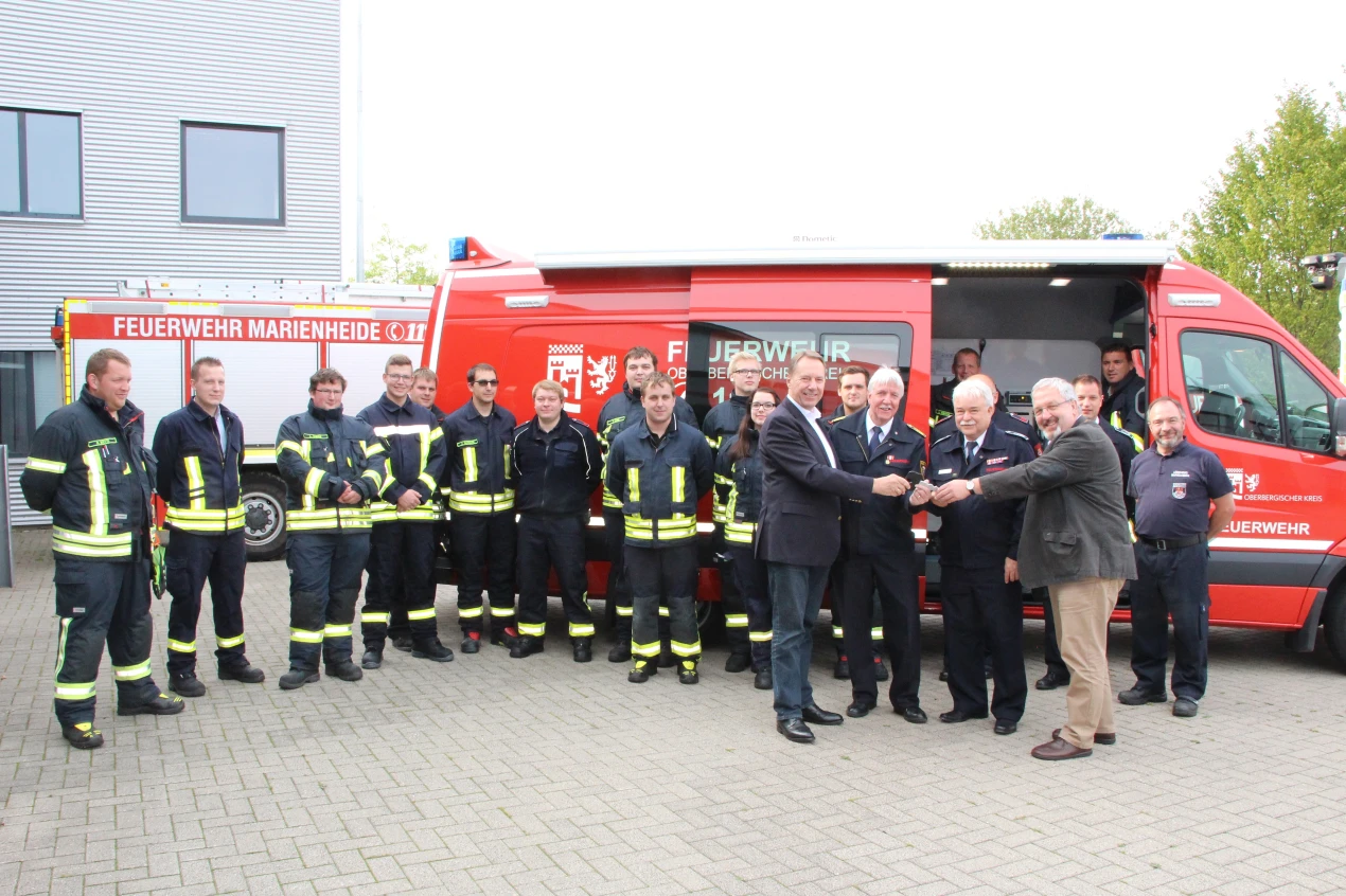 Schlüsselübergabe in Marienheide: Landrat Jochen Hagt (vorne, v.l.), Kreisbrandmeister Wilfried Fischer, Frank Hartkopf (Leiter der Feuerwehr Marienheide und Stellv. Kreisbrandmeister)und Bürgermeister Stefan Meisenberg mit den Kameradinnen und Kameraden der Freiwilligen Feuerwehr Marienheide.(Foto: OBK)