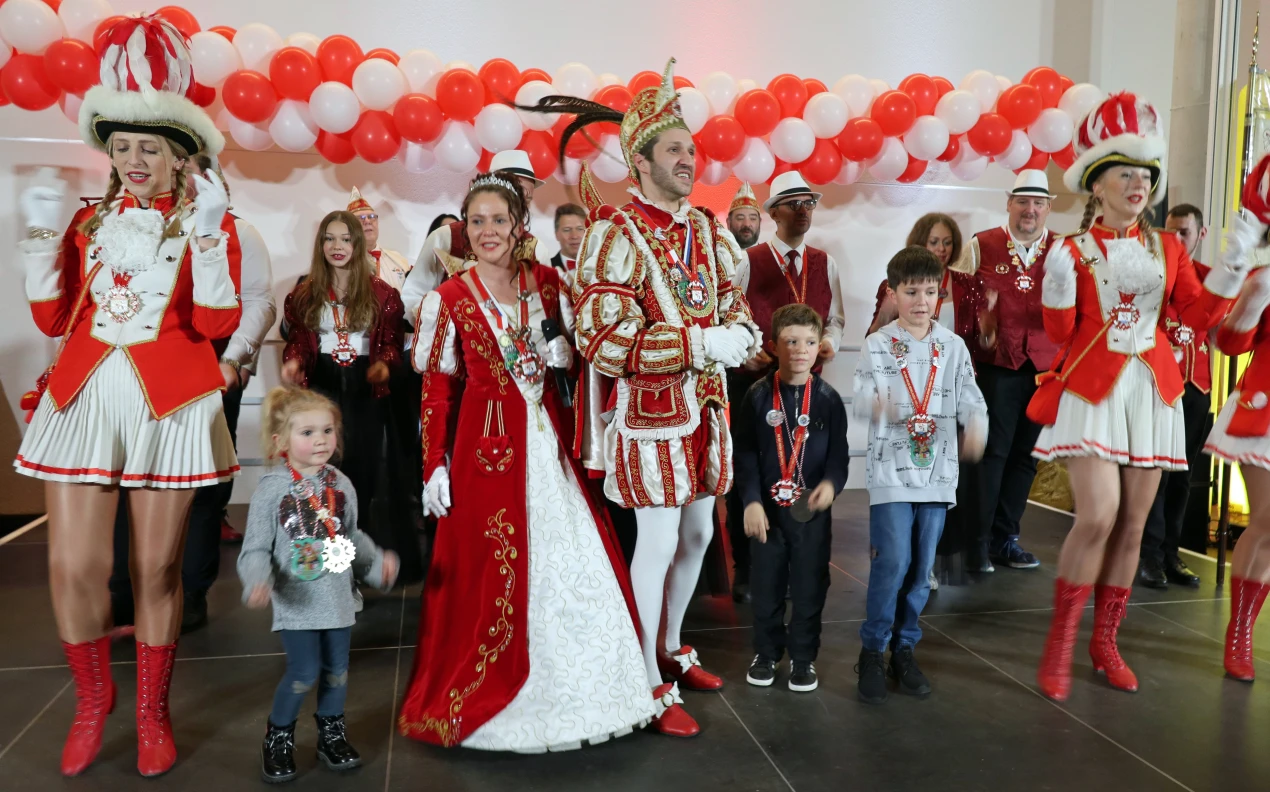 Die Denkliner "Prinzenfamilie": Prinz Stefan III. und Prinzessin Jessica (aus dem Hause Langensiepen) mit dem Schmölzchen der KG Rot-Weiß Denklingen 1986 e. V.. (Foto: OBK)