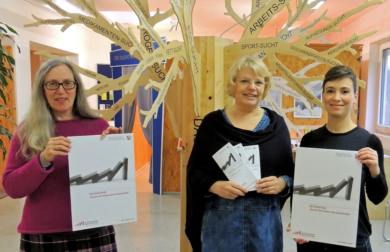 Werben stellvertretend für die Veranstaltenden der Aktionswoche "Sucht hat immer eine Geschichte" (v.l.n.r.): Irmgard Hannoschöck, Diakonie Fachstelle Sucht - Suchthilfe OBK Nord; Karin Keller, Fachstelle für Suchtvorbeugung im Gesundheitsamt des Oberbergischen Kreises und Anna Tomas, Caritas Suchthilfe. (Foto: OBK) 