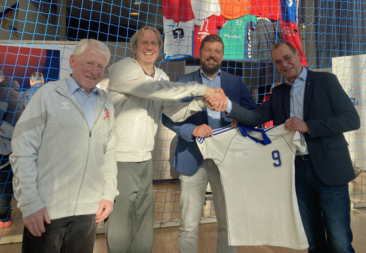 (v.l.) Karl Höver, ehemaliger VfL Gummersbach Handballer und früherer Leiter der VfL-Geschäftsstelle; Kulturamtsleiter Steffen Müller und Kulturdezernent Felix Ammann freuen sich über ein Spielerhemd des ehemaligen Nationalspielers Erhard Wunderlich, das Dieter Brüning, Vorsitzender des VfL Gummersbach, als weiteres Ausstellungsstück am Eröffnungstag überreichte. (Foto: OBK)
