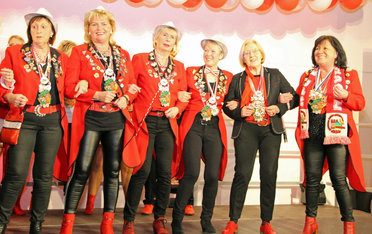 Der Eckenhagen Hof mit stimmgewaltigen Power-Frauen holten die  stellvertretende Landrätin Ursula Mahler, 2.v.r. in ihre Reihen. (Foto: OBK) 