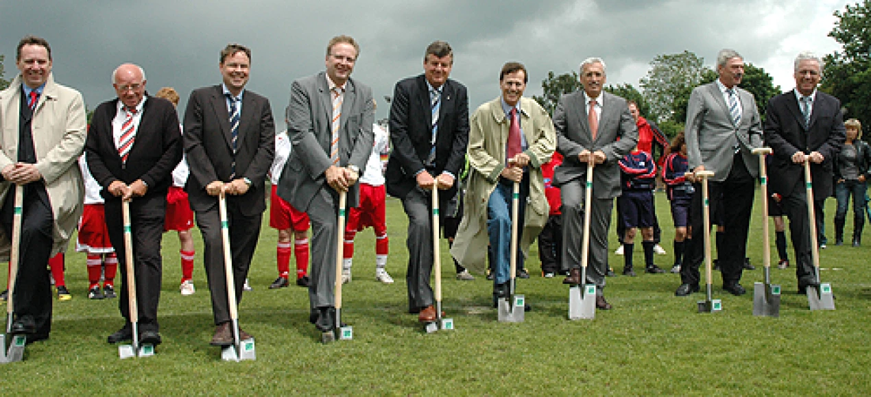 Die Akteure des Regionale 2010-Projektes "Wasserquintett" gaben mit dem Spatenstich den Startschuss für die Neugestaltung der "Ohler Wiesen" in Wipperfürth. V.l.: Kreisdirektor Jochen Hagt, Jürgen Breidenbach (VfR Wipperfürth), Guido Forsting (Bürgermeister Wipperfürth), Uwe Ufer (Bürgermeister Hückeswagen), Regierungspräsident Hans Peter Lindlar, MdL Peter Biesenbach, Uwe Töpfer (Bürgermeister Marienheide), Bernd Wille (Vorstand Wupperverband), Andreas Millard (Voss Stiftung). - Foto: Vorländer -