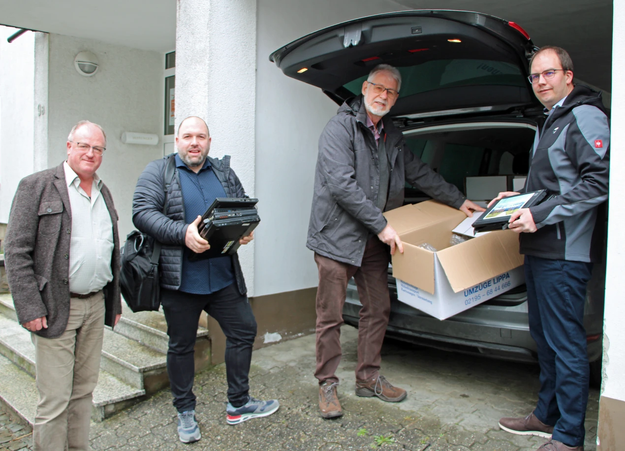Hilfe auch zum sicheren Transport der Laptops (v.r.): Bergnet-Geschäftsführer Andreas Böhm verlädt die Laptops mit Horst Kirschsieper, Weitblick Standortlotse in Radevormwald; Dennis Balzano, Lebensfarben Oberberg e.V. und Paul Teschke, Weitblick Standortlotse in Gummersbach und LAssO-Koordinator (Foto: OBK).  
