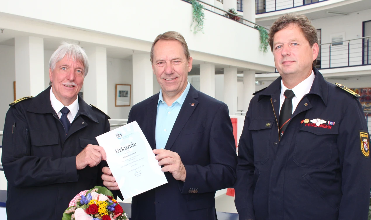 Kreisbrandmeister Wilfried Fischer (v.l.), Landrat Jochen Hagt und Mathias Schneider (Stellvertretender Kreisbrandmeister). (Foto: OBK)