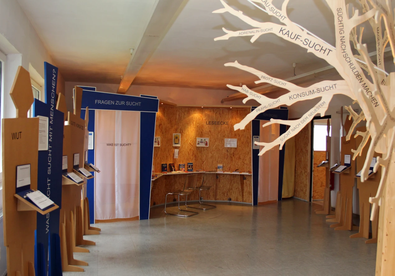 Die Ausstellungsräume machen Sucht erlebbar. Sie führt Besucher u.a. durch eine Suchtspirale, die den Leidensweg eines Betroffenen nachvollziehbar macht.(Foto: OBK)