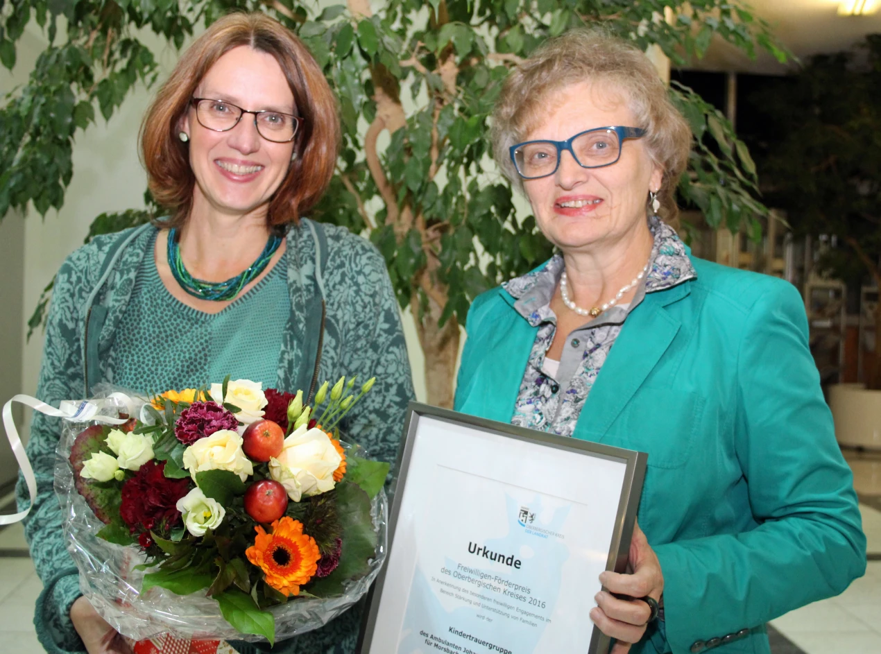 Elke Kremer und Sabine Achenbach nehmen den Freiwilligenförderpreis stellvertretend für die Kindertrauergruppe entgegen. (Foto: OBK) 