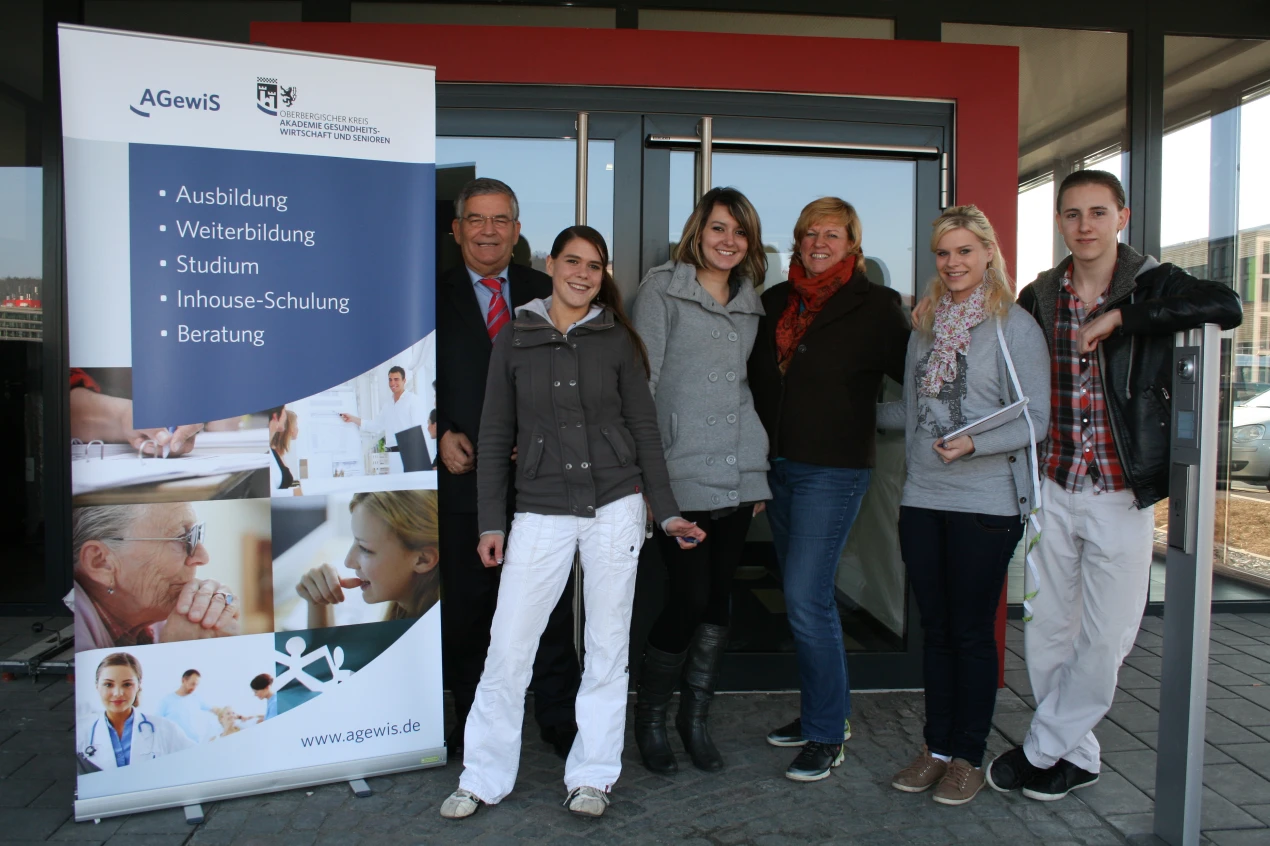 Landrat Hagen Jobi und Akademieleiterin Ursula Kriesten (4.v.l.) freuen sich auf Besucher am Tag der offenen Tür (Foto:OBK)