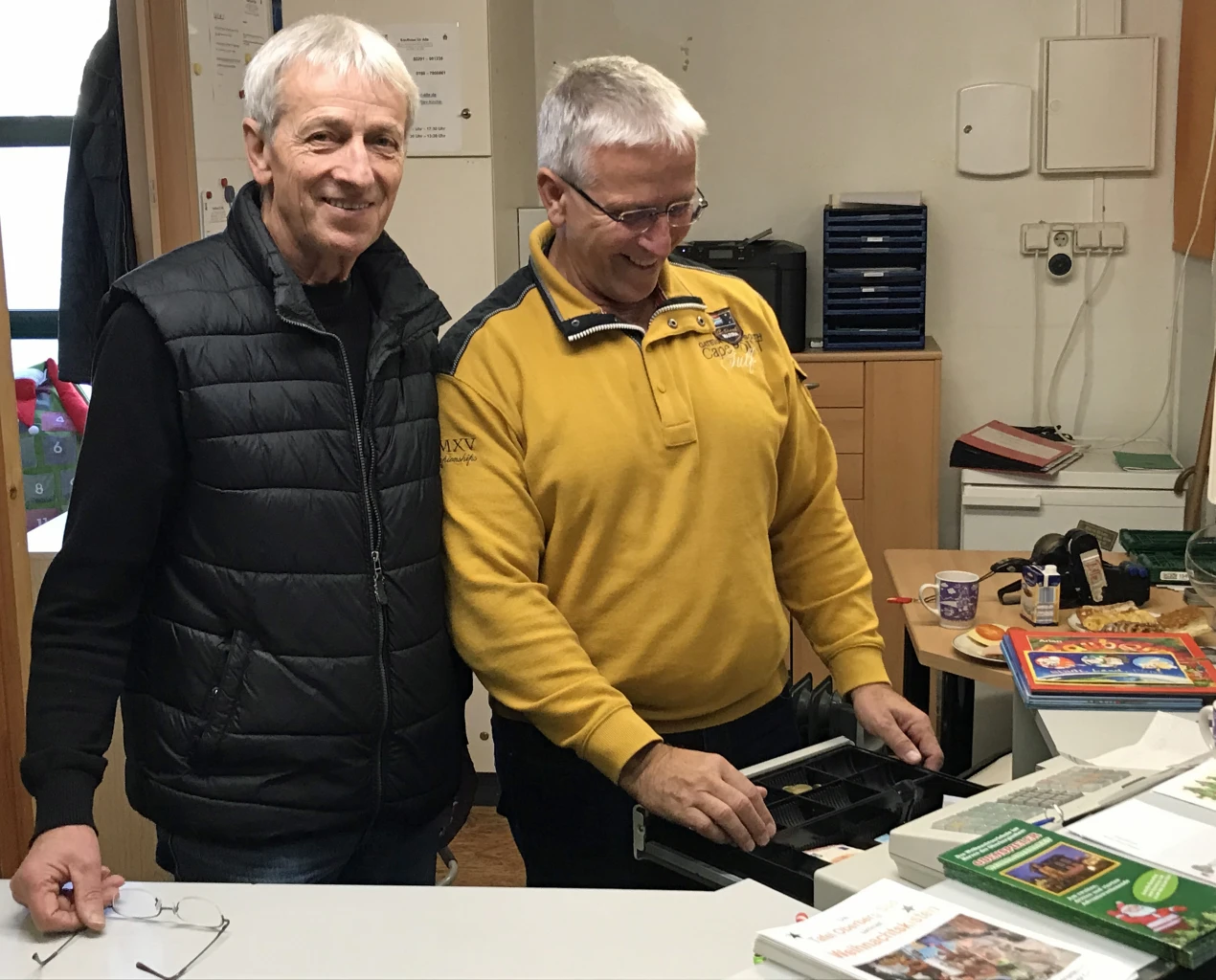 Reinhard Schneider, Leiter des Leitungsstabs des Oberbergischen Kreises (r.) und Toni Lackner, Kaufhaus für Alle in Waldbröl, freuten sich über die Tageseinnahmen. (Foto: OBK) 