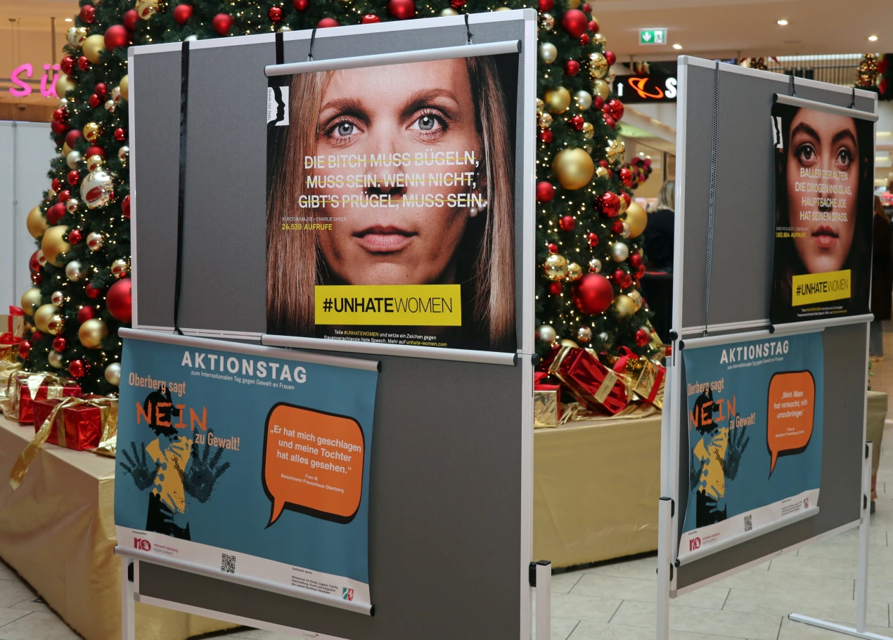 Begleitet wurde der Aktionstag von einer Ausstellung zur Kampagne #unhatewomen, die sich mit sexistischen, frauenverachtenden und gewaltverherrlichenden Texten in der Popkultur auseinandersetzt. Die eindrucksvollen Motive rufen dazu auf, Sprache, Haltung und Verhalten zu hinterfragen und für mehr Respekt und Gleichwertigkeit einzustehen.(Foto: OBK)