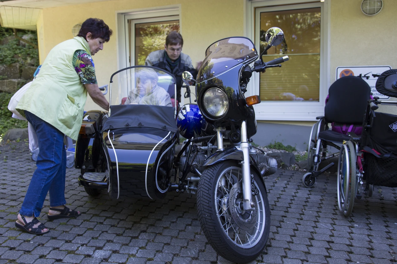 Selbstständig oder unterstützt durch Ehrenamtliche und Betreuer bestiegen die Teilnehmenden die Gespanne. (Foto: OBK)