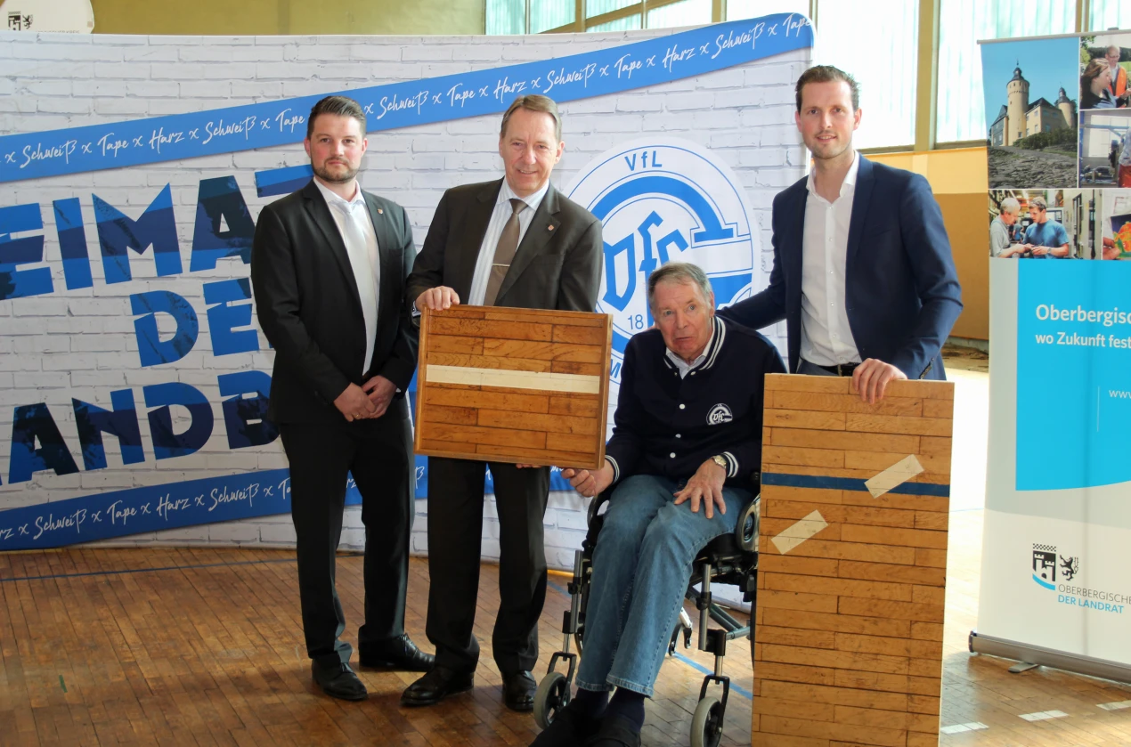 Werben für den Hallenboden (v.l.n.r.): Stephan Höller, Amt für Immobilienwirtschaft; Landrat Jochen Hagt; Joachim Deckarm und Christoph Schindler, VfL-Geschäftsführer. (Foto: OBK)  