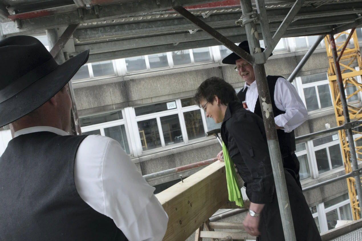 Projektleiterin Monika Schneider, Amt für Immobilienwirtschaft und Infrastruktur des Kreises, schlägt den "letzten Nagel" ein, kontrolliert von Zimmermann Helmut Lastring. (Foto:OBK)