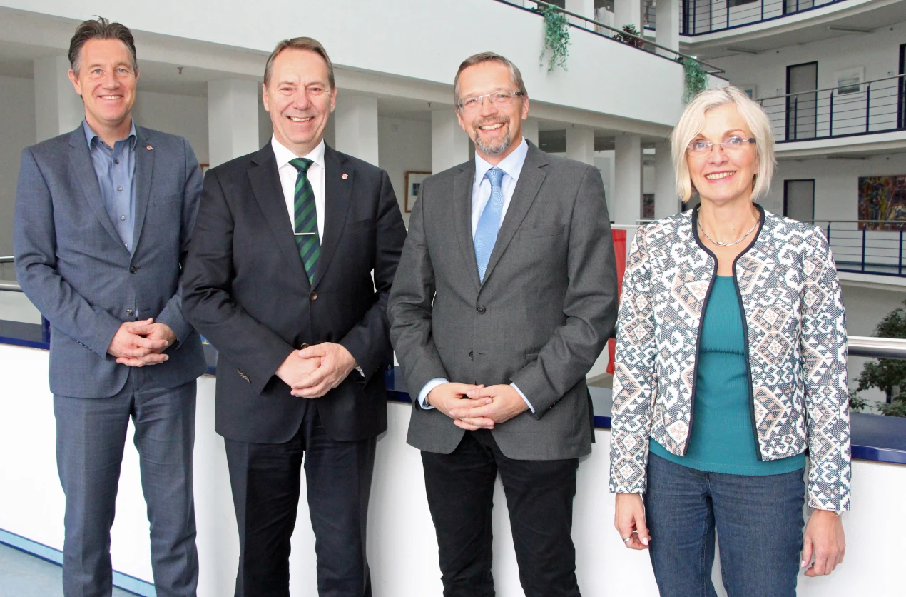 Schuldezernent Ralf Schmallenbach und Landrat Jochen Hagt begrüßen gemeinsam mit Anke Koester, Leiterin des Amtes für Schule und Bildung, den neuen Leiter des Bergischen Berufskollegs Thilo Mücher. (Foto: OBK) 