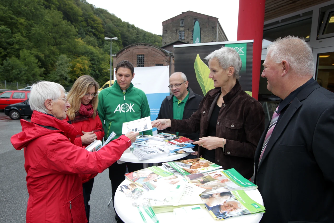 An dem Infostand der AOK und des Oberbergischen Kreises konnten sich Interessierte zum Thema Pflege beraten lassen. (Foto: OBK)