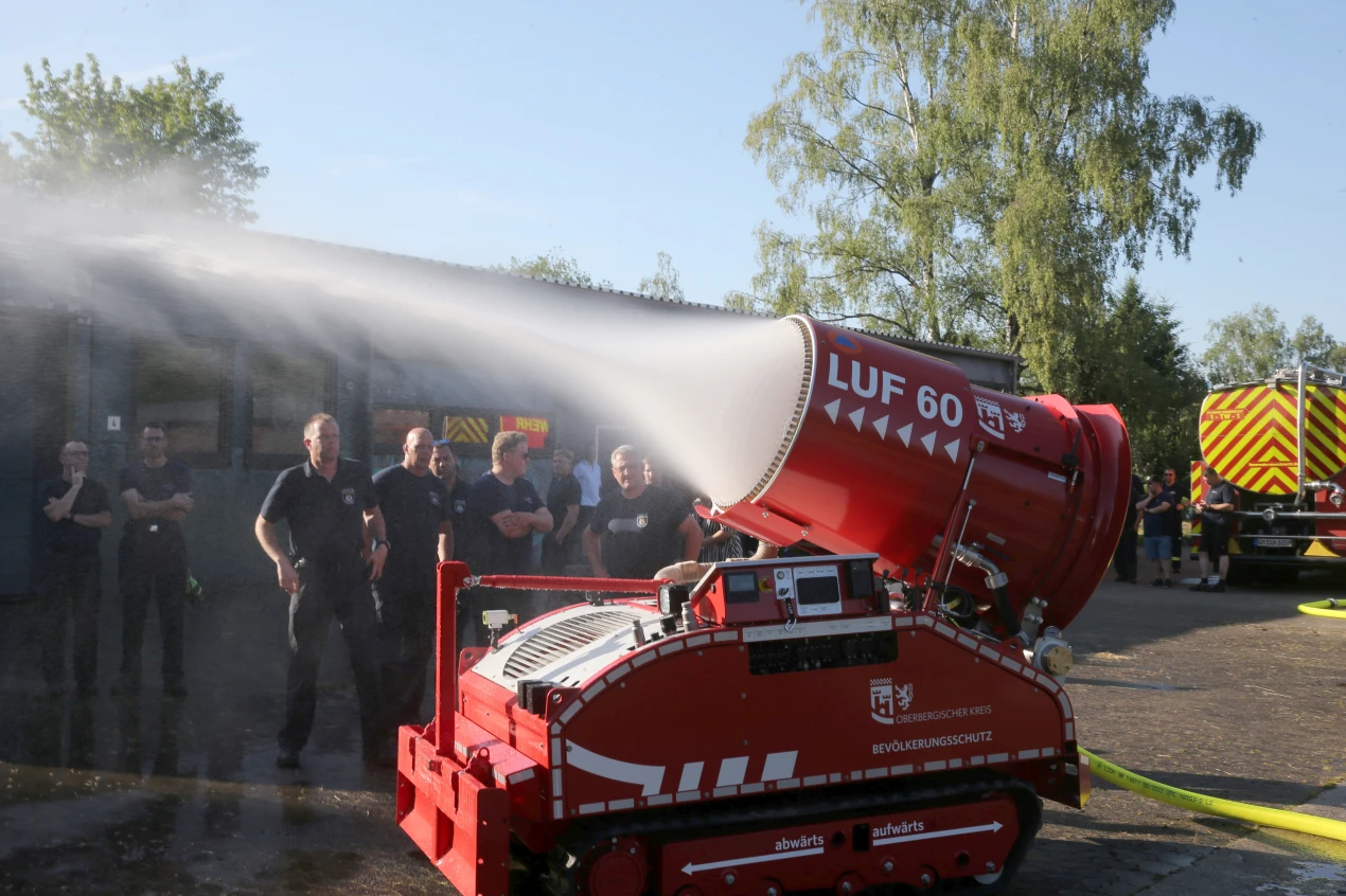 Das ferngesteuerte Kettenfahrzeug wurde den oberbergischen Feuerwehren vorgestellt. (Foto: OBK)