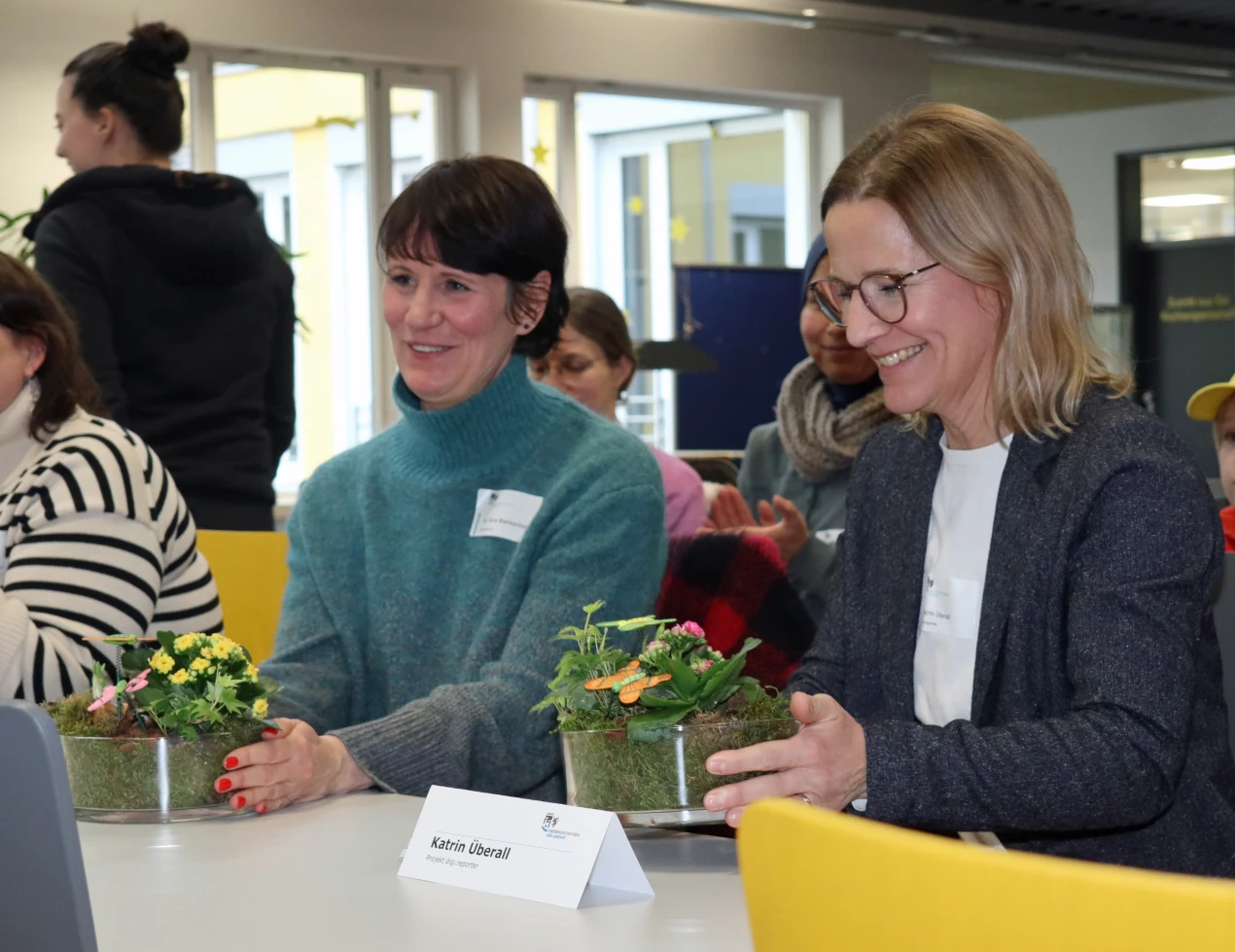 Dr. Nina Blankenberg (l.) und Katrin Überall (r.) haben mit "digi.reporter" ein Redaktionssystem kreiert, mit dem Schülerinnen und Schüler multimediale Beiträge eigenständig verfassen und im Internet präsentieren können. (Foto: OBK)  
