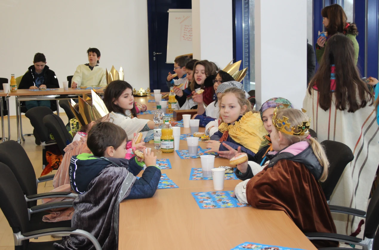 Nach der Stärkung zogen die Kinder und Jugendlichen weiter durch das Gummersbacher Stadtgebiet. (Foto: OBK)