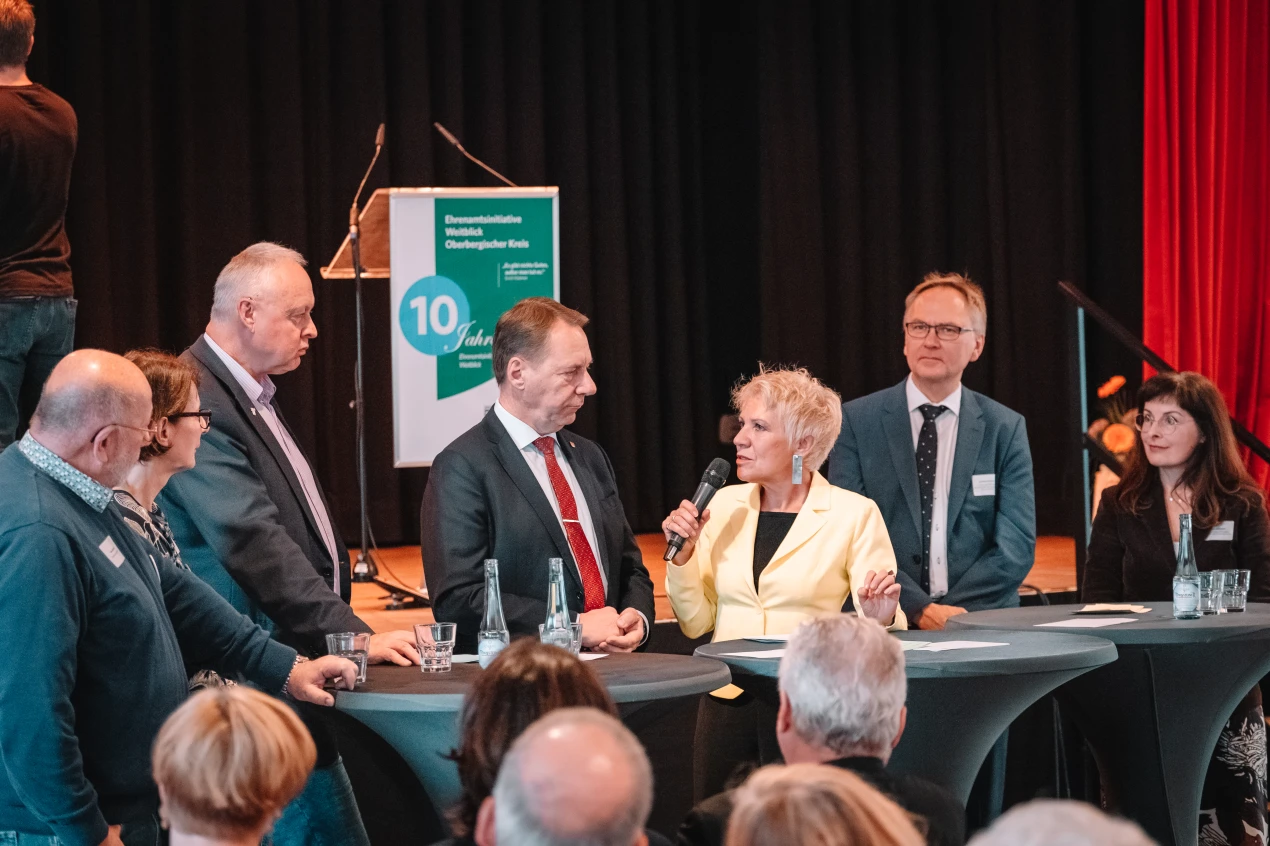 Beteiligte aus verschiedensten Zuständigkeitsbereichen diskutierten die Zukunft von Ehrenamt in Oberberg. Von links: Hans-Willi Rudloff (Lotse in Engelskirchen), Jutta Ramackers (Lotsin in Waldbröl), Dr. Gero Karthaus (Sprecher der Bürgermeister in Oberberg), Jochen Hagt (Landrat), Beate Kowollik (Moderatorin), Andreas Kersting (Referatsleiter Bürgerschaftliches Engagement in der Staatskanzlei Düsseldorf, Sylvia Asmussen, Leiterin Ehrenamtsinitiative Weitblick und Fachbereich Unterstützung des Ehrenamts in der Koordinierungsstelle Gesellschaftliche Entwicklung im Leitungsstab der Kreisverwaltung. (Foto: OBK)