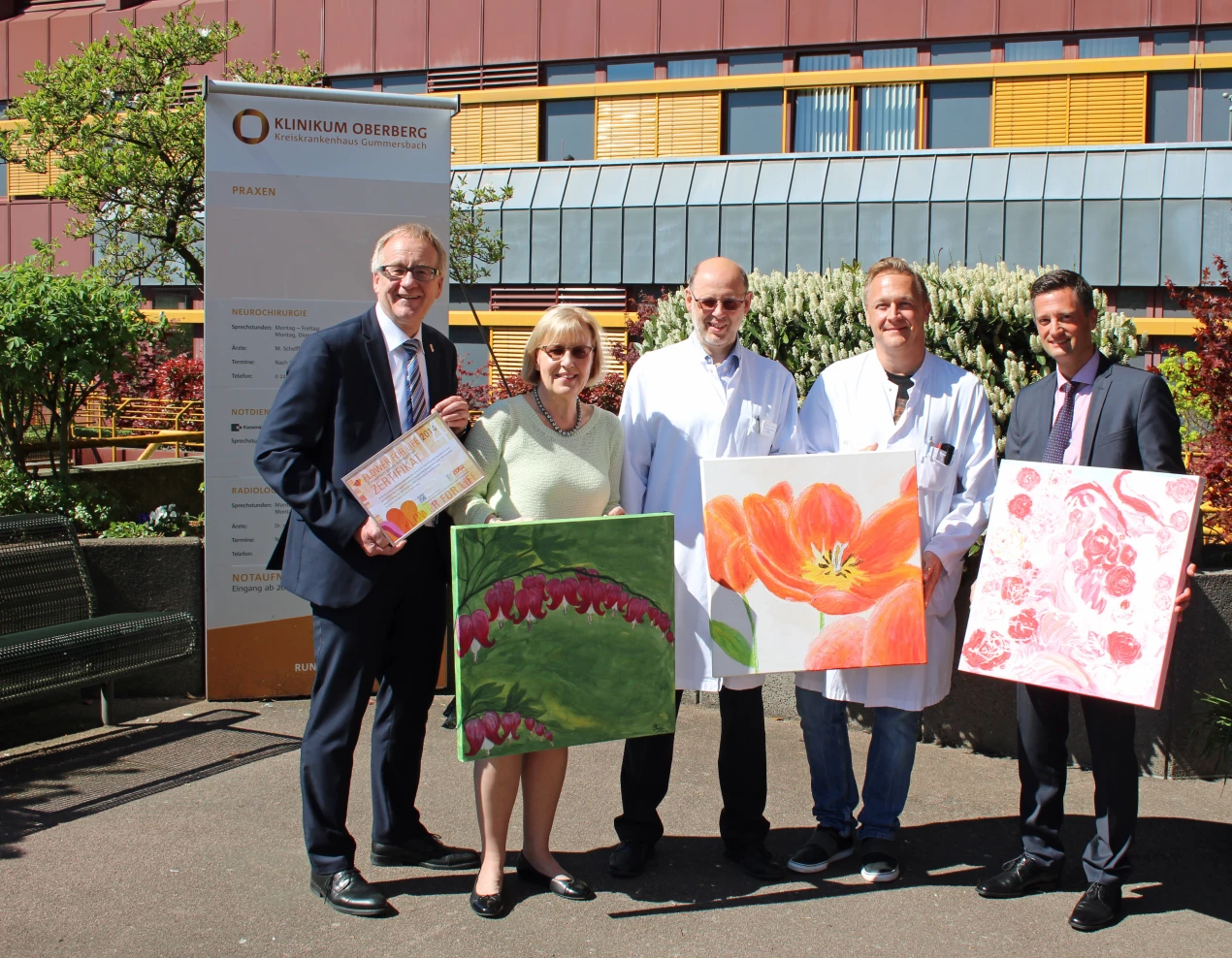 Bilderübergabe am Kreiskrankenhaus zugunsten der Schlaganfall-Hilfe (v.l.n.r.): Wolfgang Brelöhr, DAK Gesundheit; Ursula Mahler, stellvertretende Landrätin; Prof. Dr. Franz Blaes, Chefarzt der Neurologie; Dr. Frank Lott, Oberarzt der Neurologie und Sascha Klein, Geschäftsführer des Klinikums Oberberg. (Foto: OBK) 
